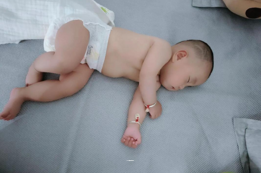 供卵包生男孩公司几个月宝宝会抬头